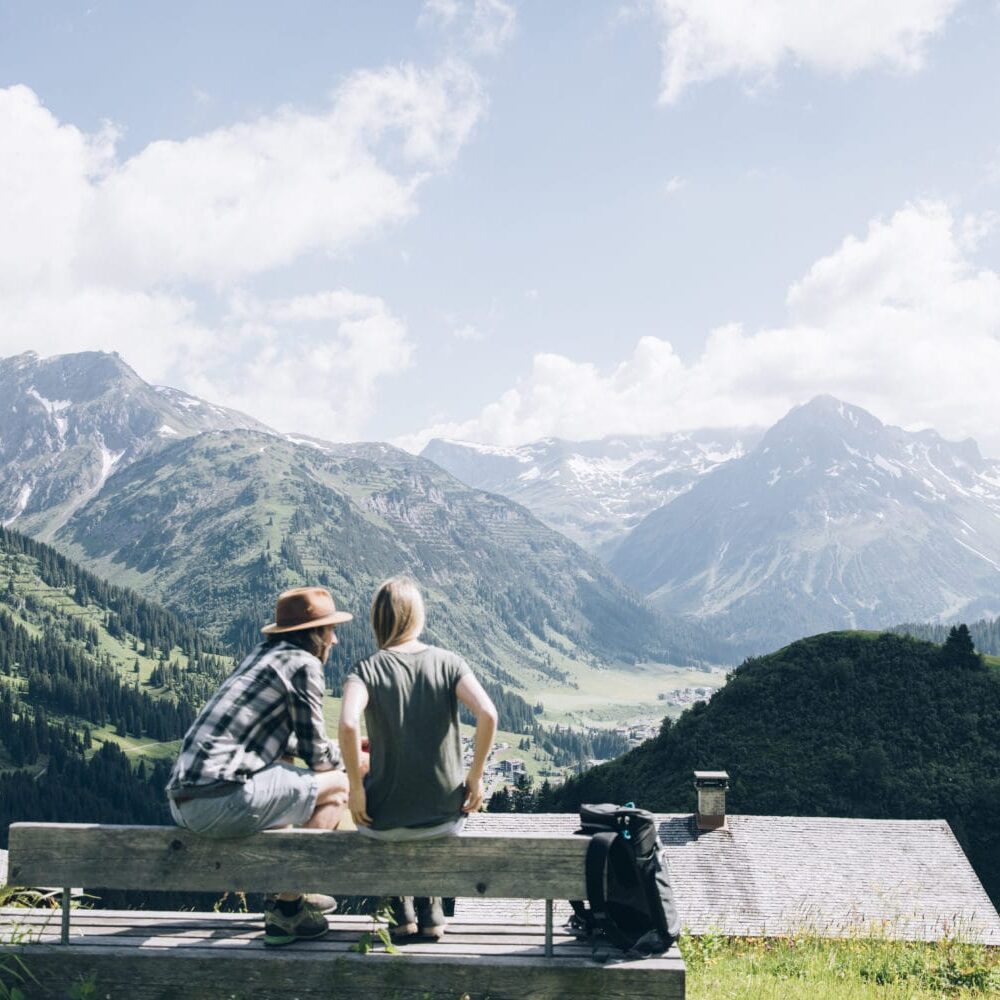 Der Sommer, alpine Szene in Lech am Arlberg mit zwei Personen im Lech Hotel Urlaub
